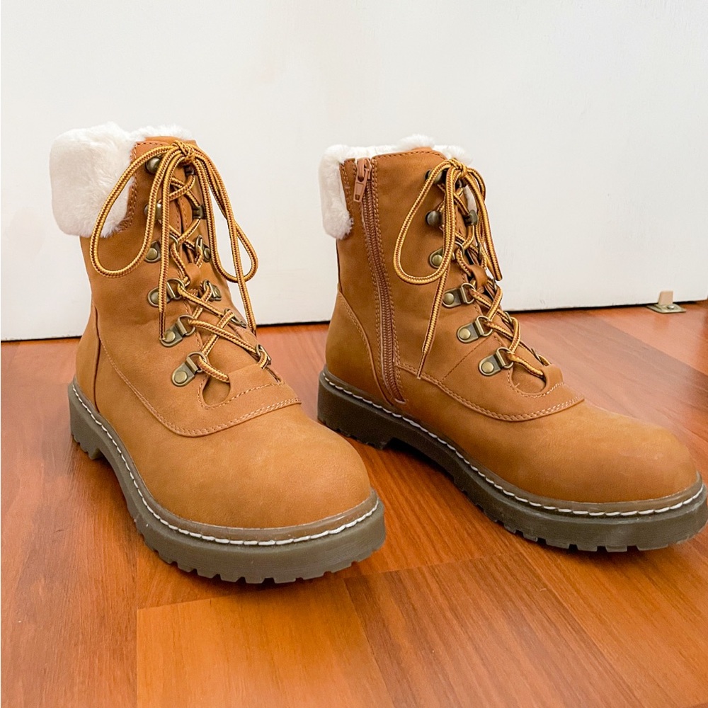 These are SM New York boots from Amazon. 7.5 women’s shoe size.